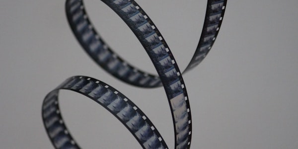 电影《肖申克的救赎》经典镜头，安迪在雨中张开双臂