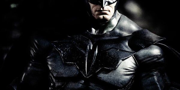 古装剧《琅琊榜》剧照，胡歌饰演的梅长苏站在庭院中