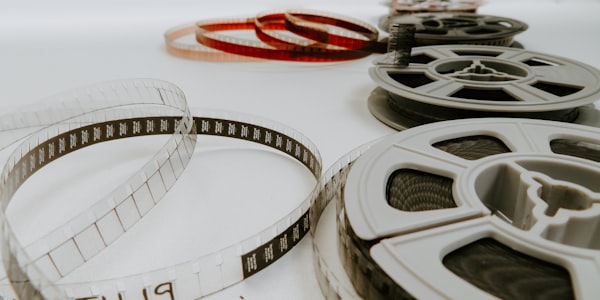 韩国爱情剧《爱的迫降》浪漫场景，男女主角在雪中相遇